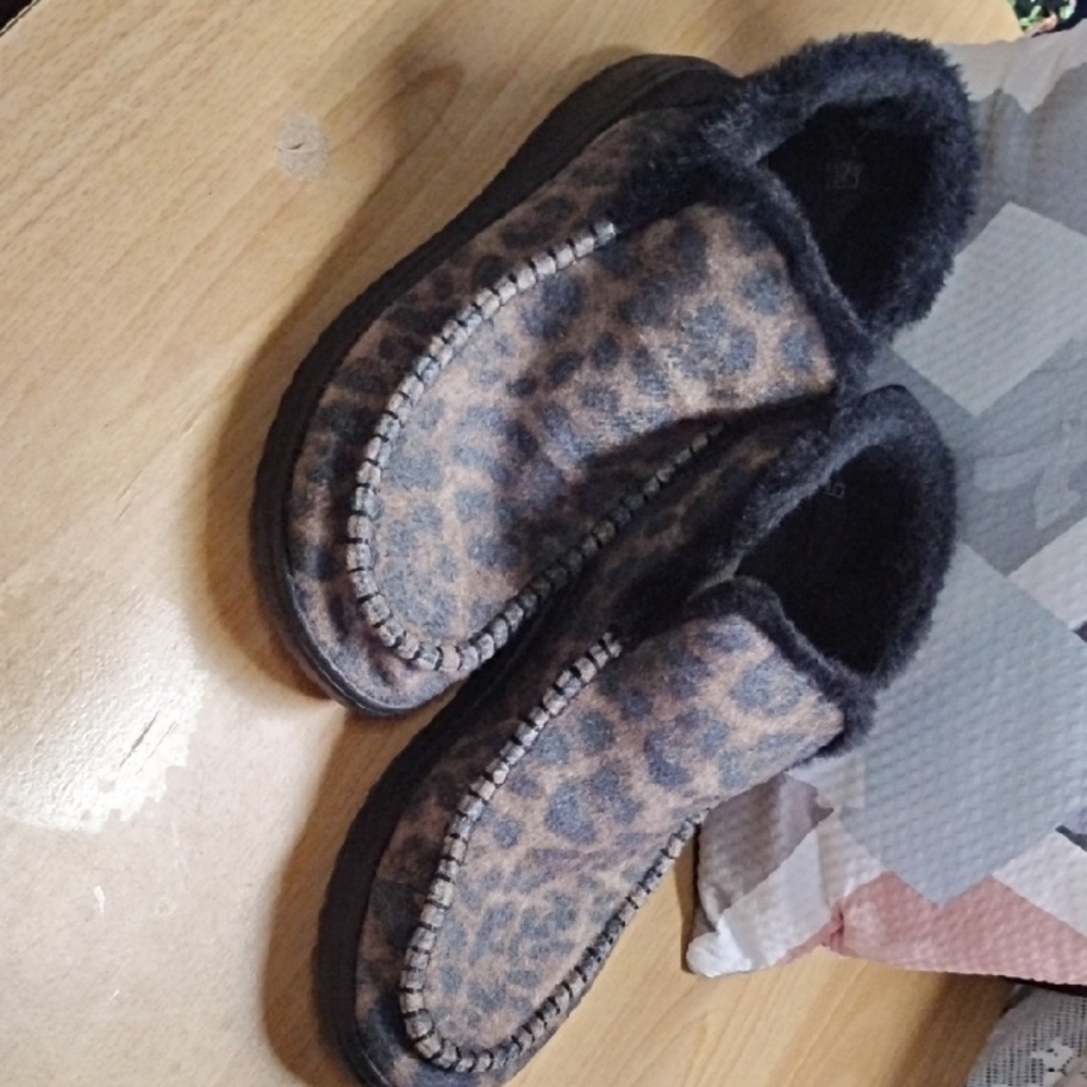 Leopard Print Fuzzy Slippers
